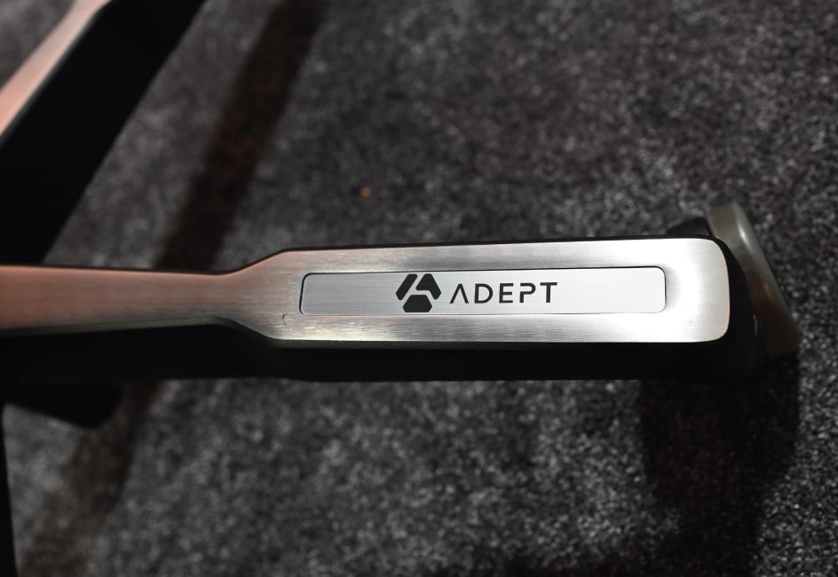 Aluminium-Fußkreuz mit Adept-Logo