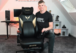 Autofull M6 UIltra Test Fazit: Marco neben Stuhl