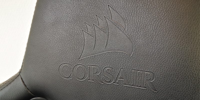 Corsair Logo auf Kopfstütze