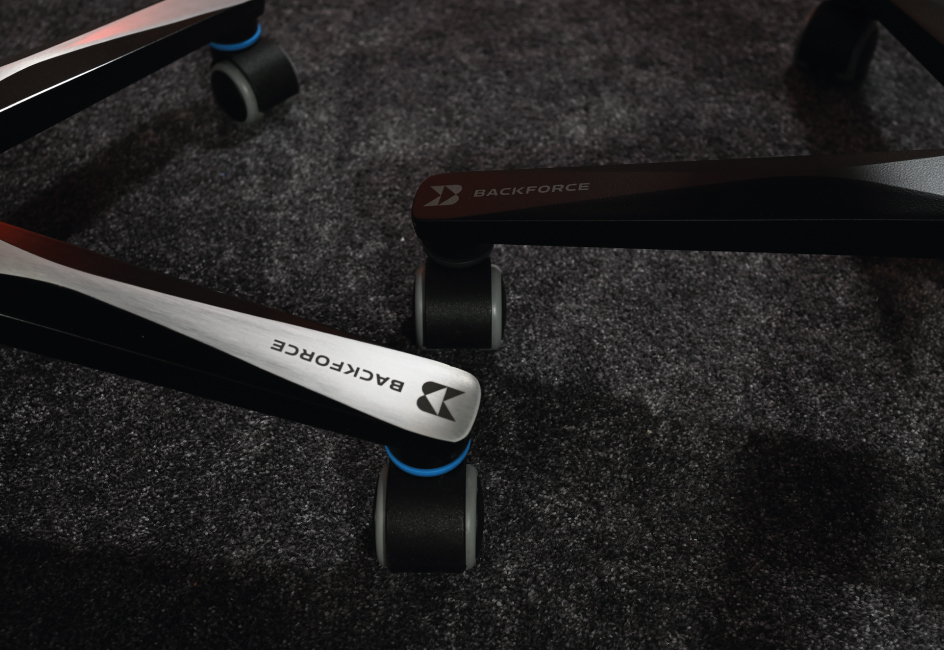 Fußkreuz in Aluminium gebürstet vs All Black Fußkreuz