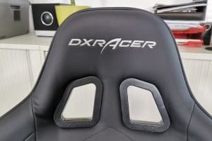 DXRacer Formula Test: Die Kopfstütze mit Logo
