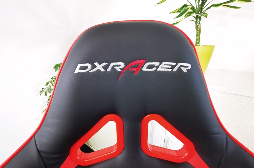 DXRacer Racing Test: Logo auf Kopfstütze