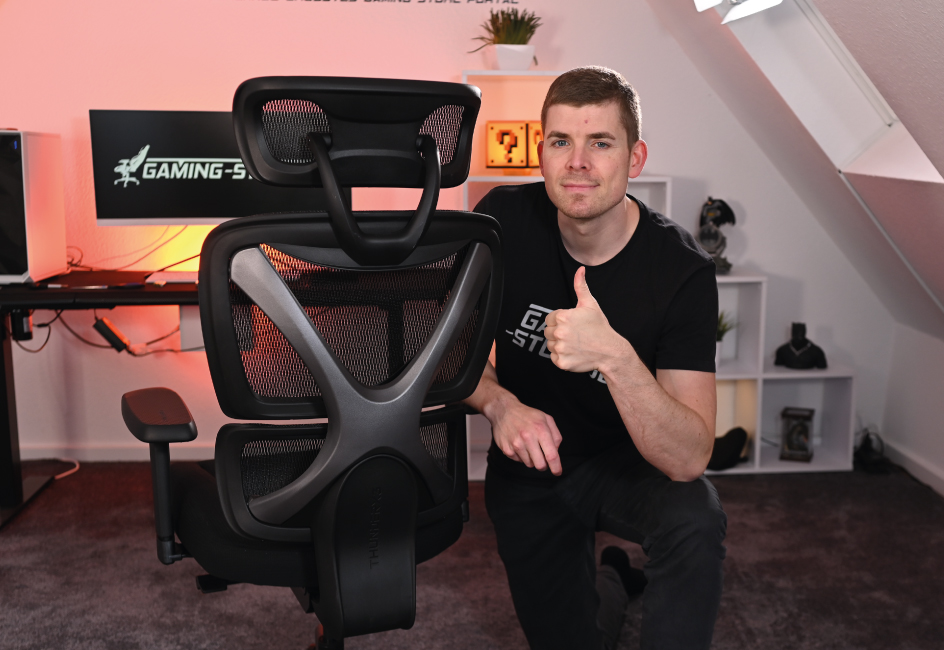 Fazit zum TX3 XTC Cushion Test: Marco neben Stuhl knieend