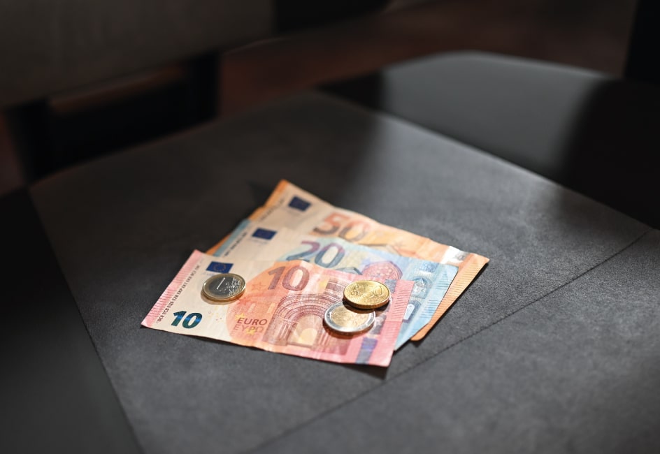Geldscheine auf Sitzfläche